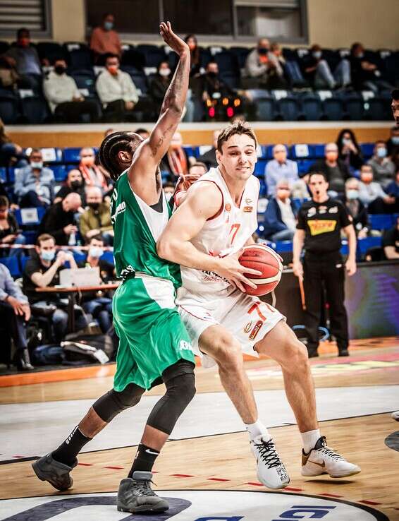 קולשוב בבכורה המחודשת בכתום // צילום: עודד קרני